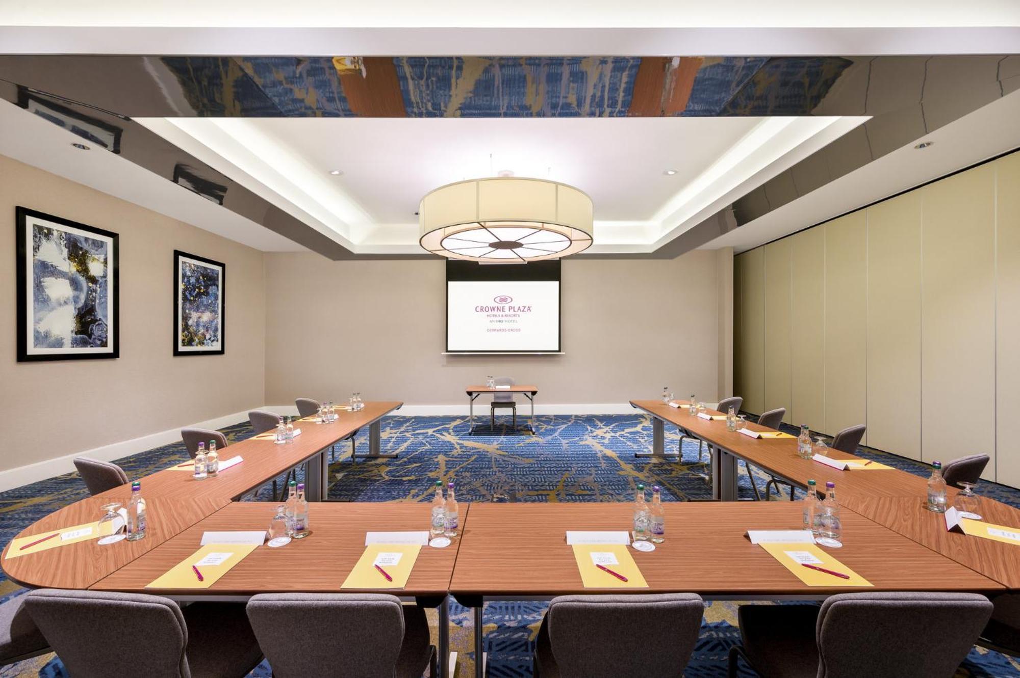 מלון ביקונספילד Crowne Plaza Gerrards Cross By Ihg מראה חיצוני תמונה