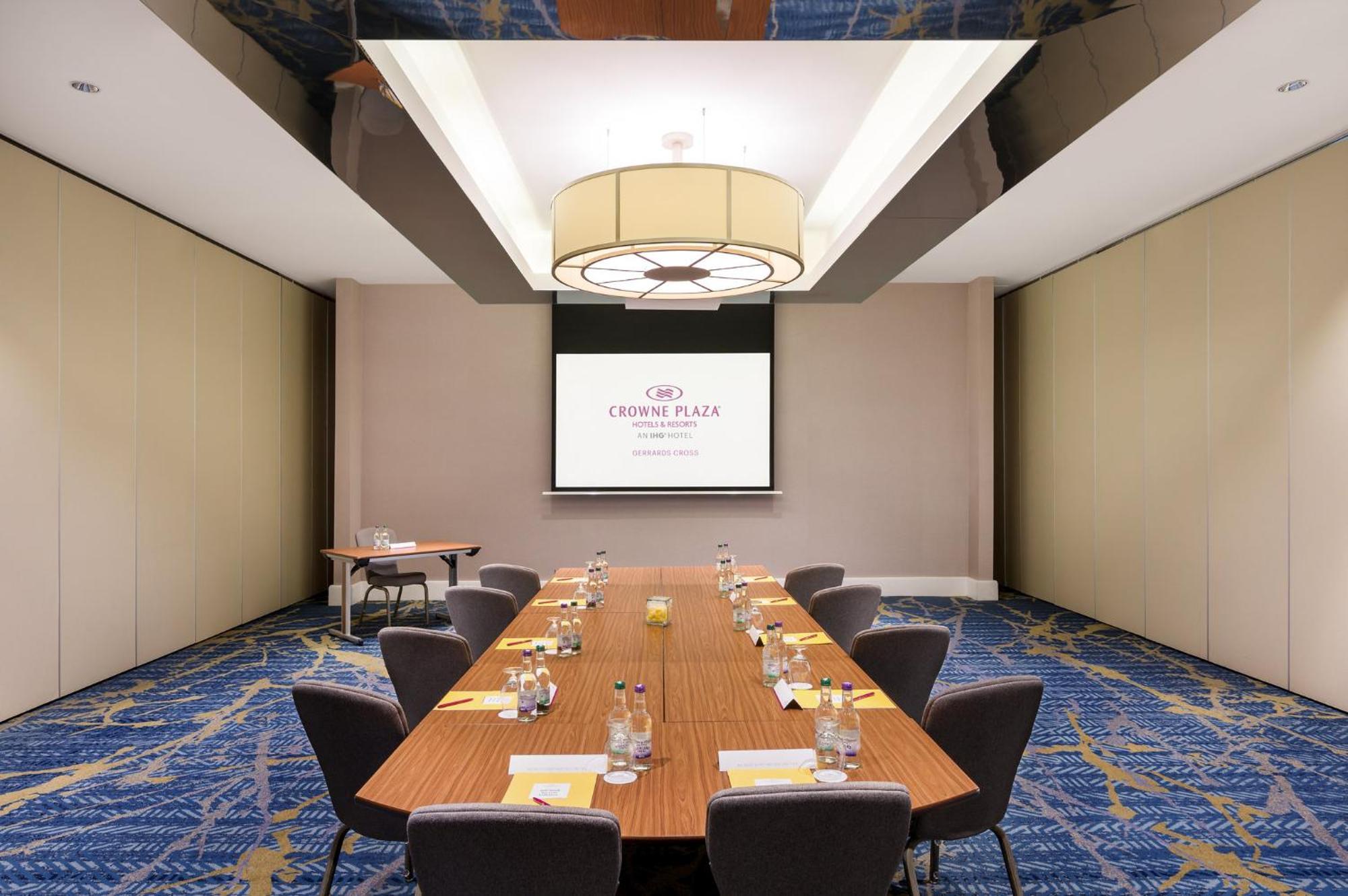 מלון ביקונספילד Crowne Plaza Gerrards Cross By Ihg מראה חיצוני תמונה
