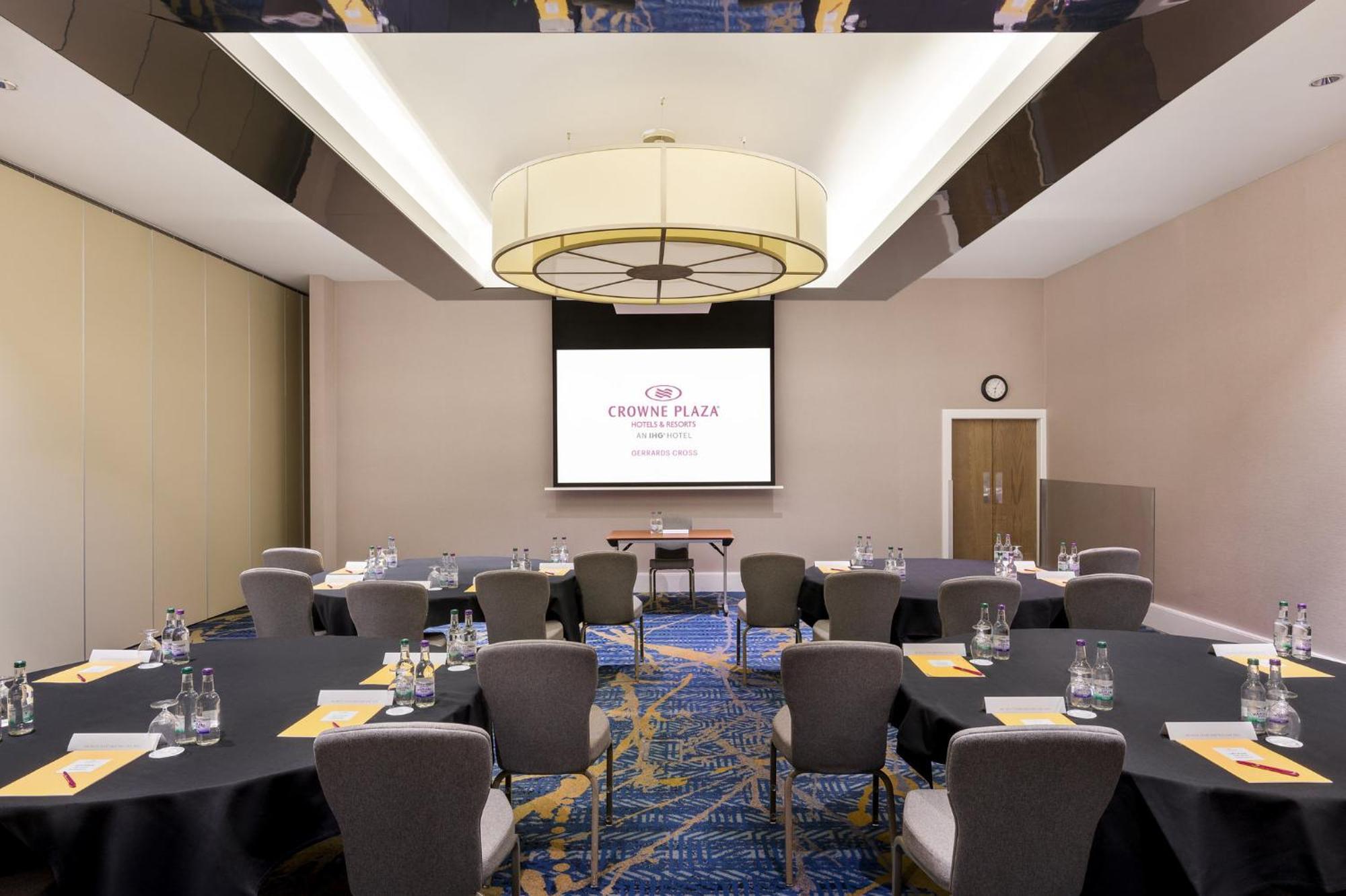 מלון ביקונספילד Crowne Plaza Gerrards Cross By Ihg מראה חיצוני תמונה