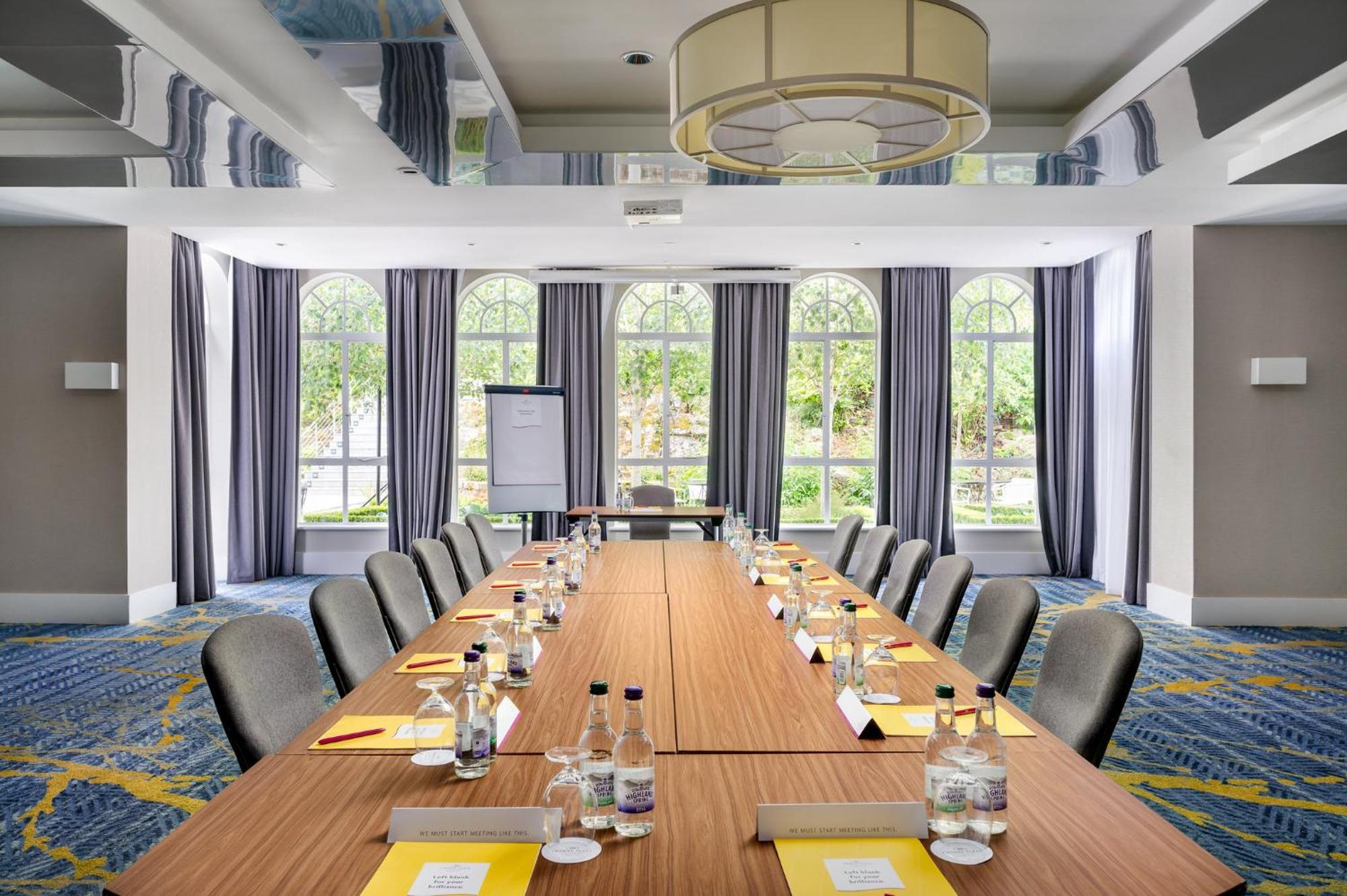 מלון ביקונספילד Crowne Plaza Gerrards Cross By Ihg מראה חיצוני תמונה